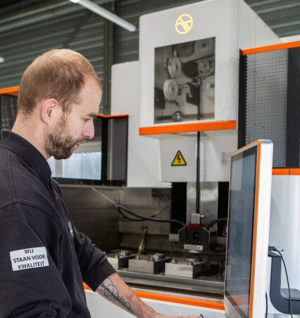 Een modern machinepark aangestuurd door echte vakmannen